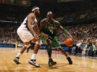 开云平台-赛道上的王者，阿隆索高光表现引领红牛车队力克雷诺