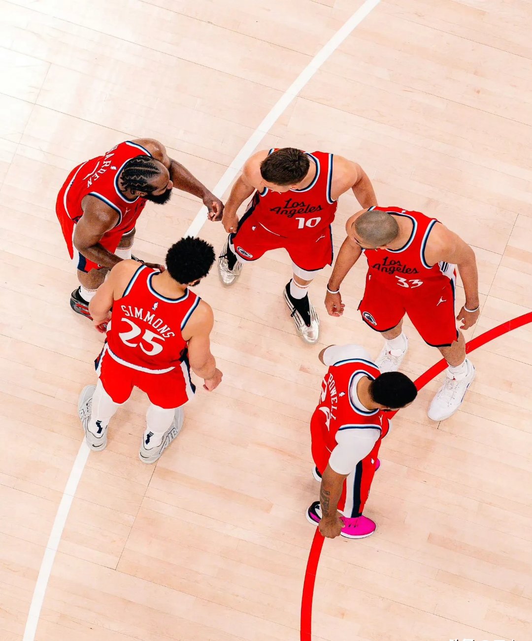 两位球员联手创造历史记录,在比赛中受到瞩目 两位球员联手创造历史记录,在比赛中受到瞩目