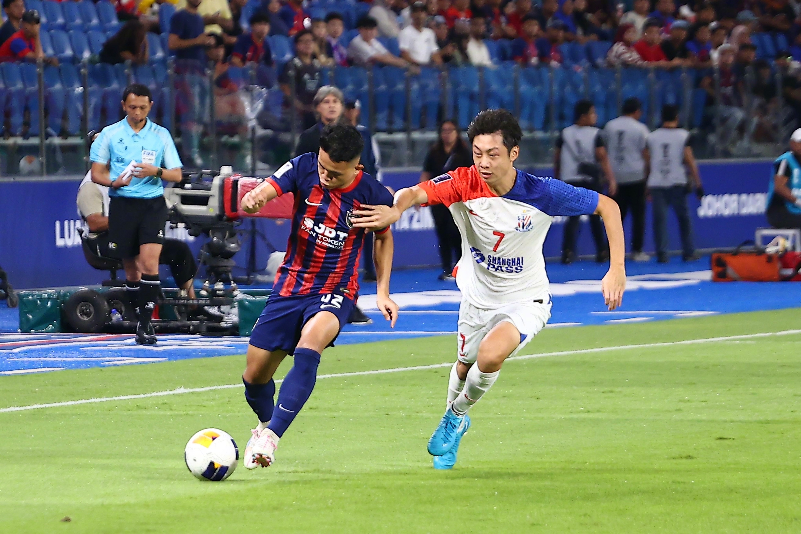 关于紧张气氛笼罩赛场，亚冠比赛精彩连连的信息