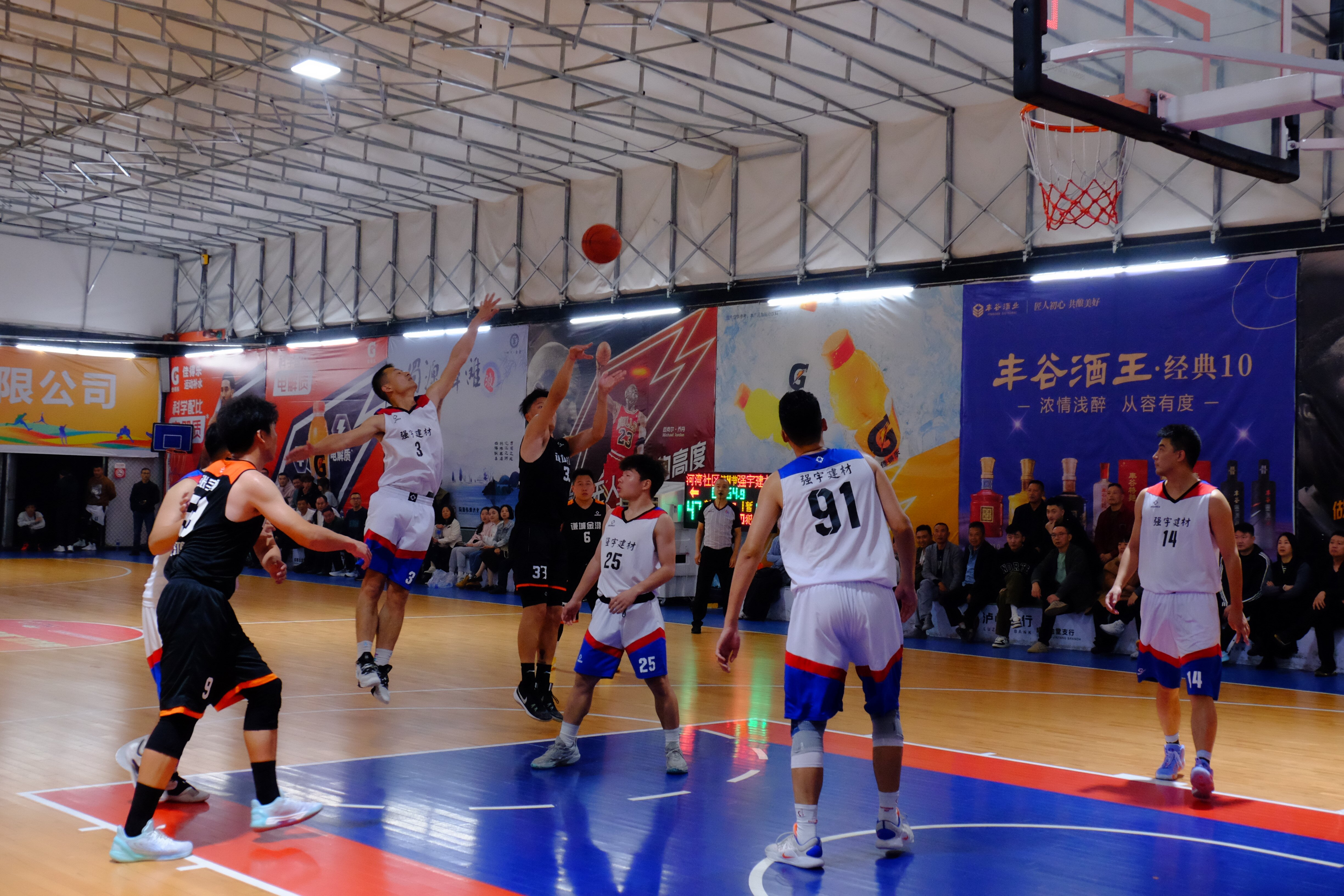 体育场馆内篮球赛事精彩纷呈，现场热闹非凡的简单介绍