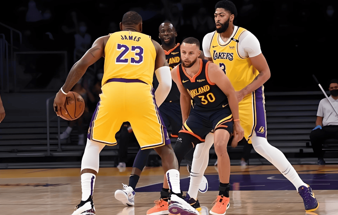 保罗在勇士队对阵湖人队比赛中表现抢眼 保罗在勇士队对阵湖人队比赛中表现抢眼