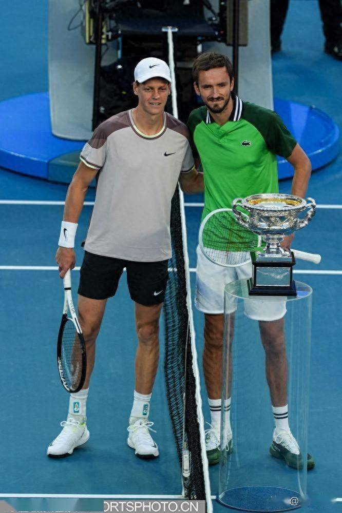 包含美国网球队翻盘澳大利亚网球队，梅德韦杰夫制霸全场的词条