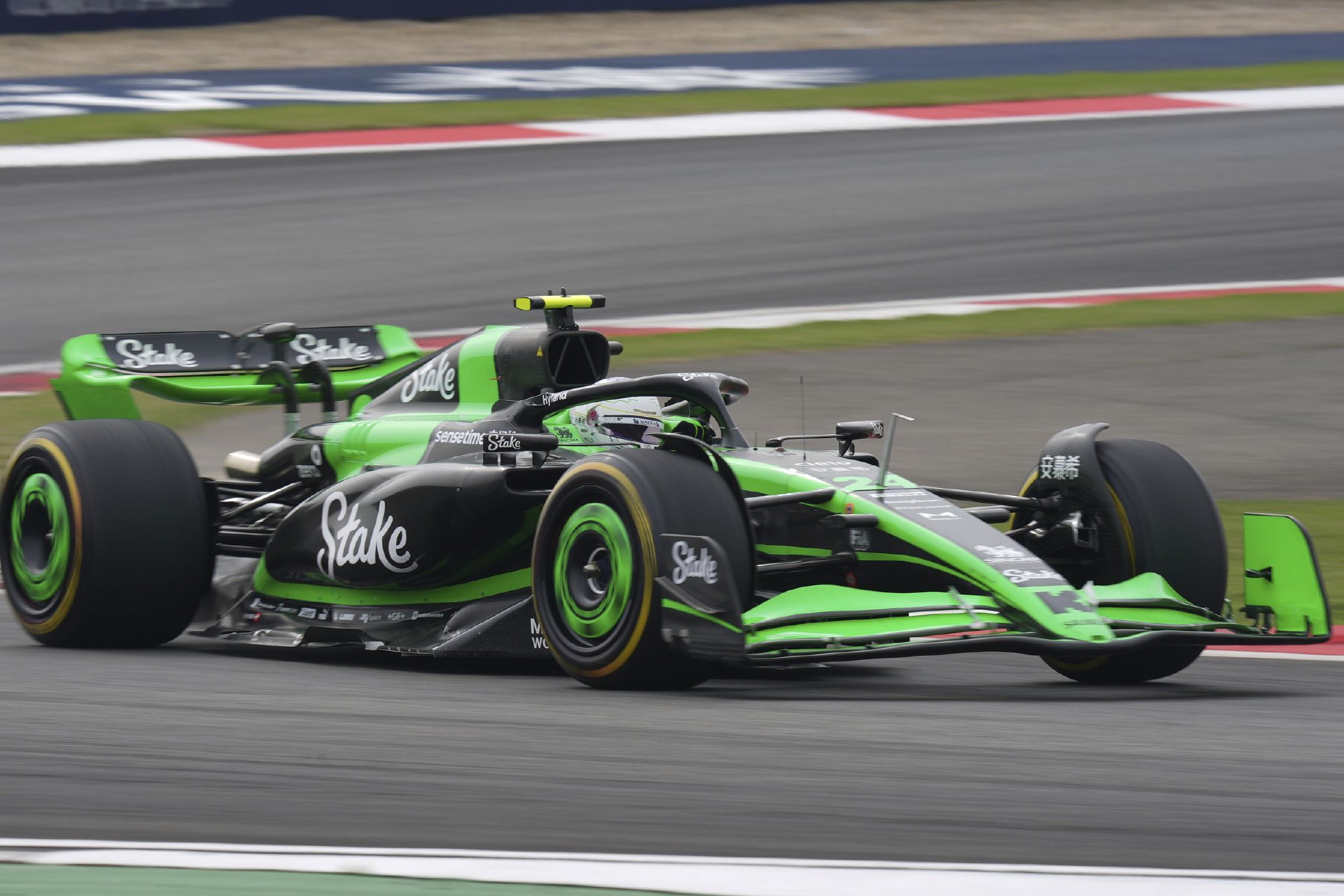 包含阿斯顿马丁鏖战红牛车队,周冠宇高光表现的词条 包含阿斯顿马丁鏖战红牛车队,周冠宇高光表现的词条