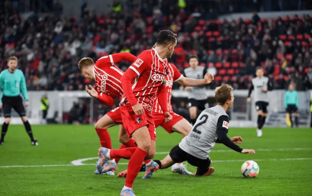 关于那不勒斯翻盘拜仁，范戴克点燃赛场的信息